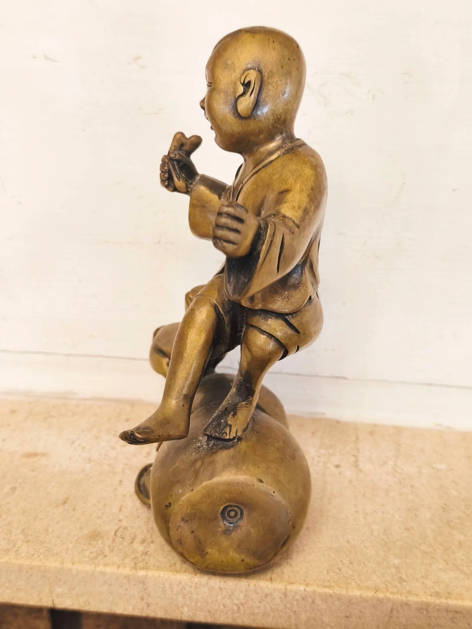 Figura escultura de bronce antigua perro y muchacho – photo 7